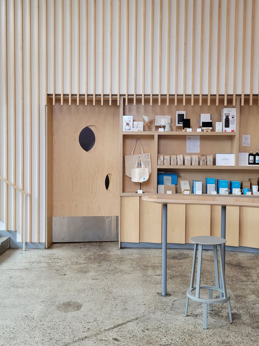 https://cafeandcowork.com/new-york/blue-bottle-coffee-williamsburg/interior.jpg